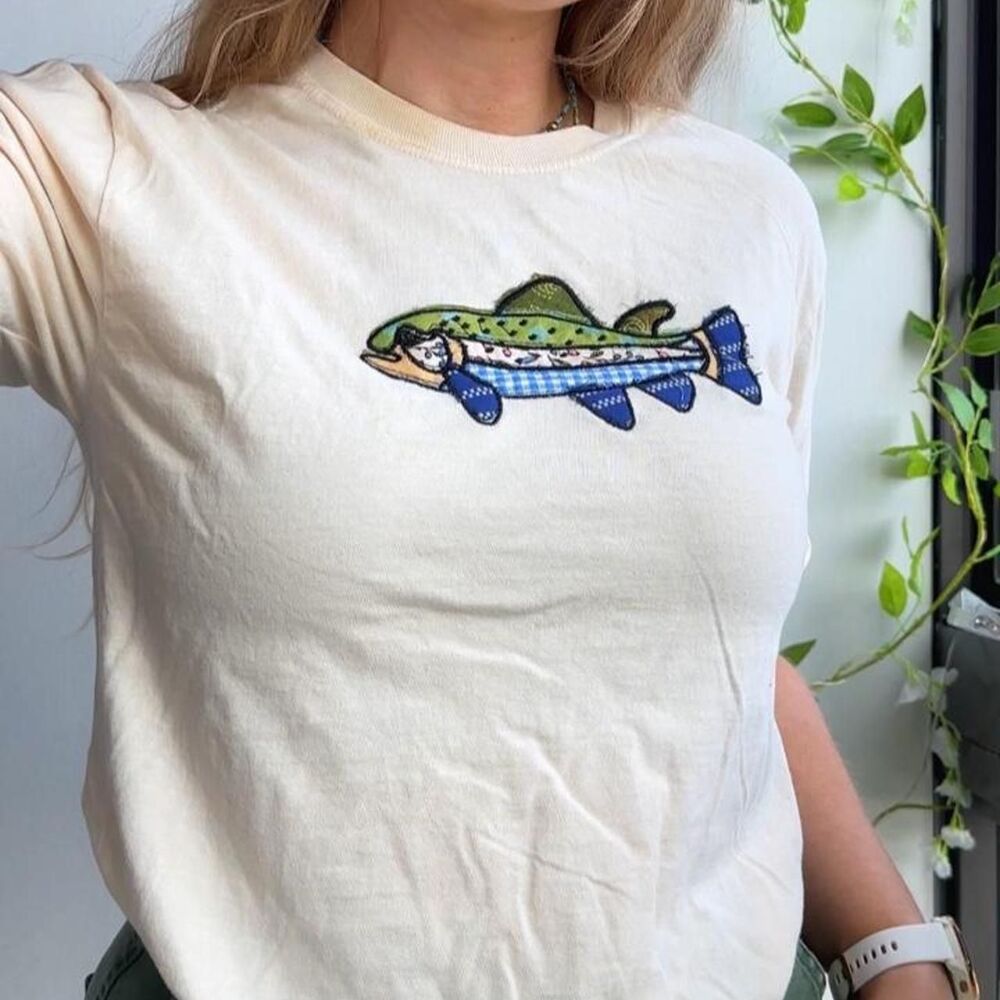 beige NWT 100% cotton trout / fish patchwork embroidered women’s boxy fit tee - Picture 8 of 8
